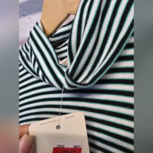 MWat Levi's Dreamy Turtleneck Crop Top Size 3X - Picture 2 of 5